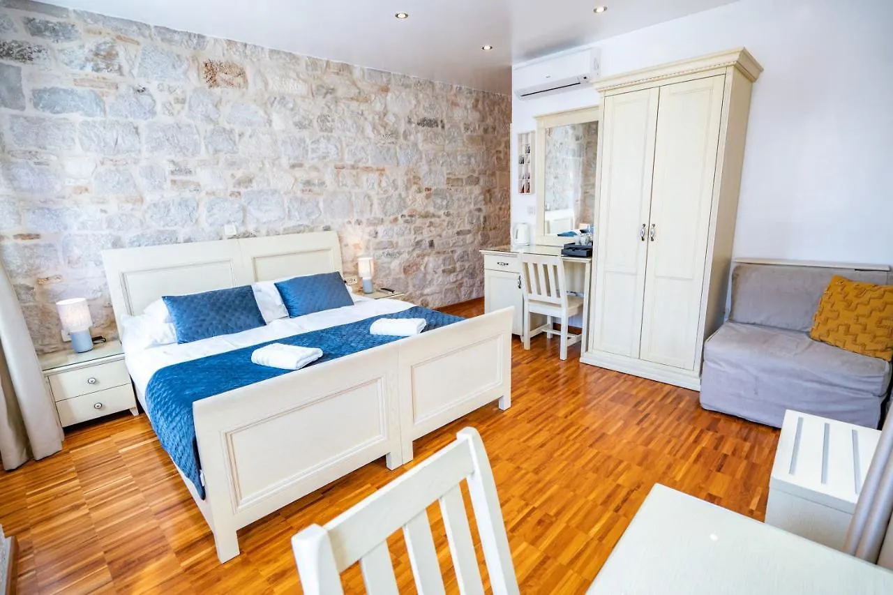 Luxury Rooms Lucija And Luka Split 4*,